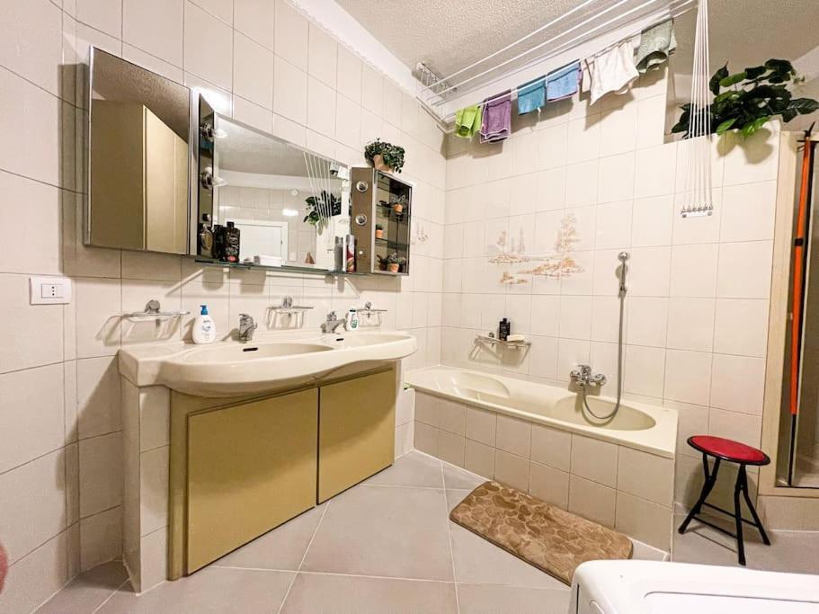 III - Cozy Single Room A Мілан Екстер'єр фото